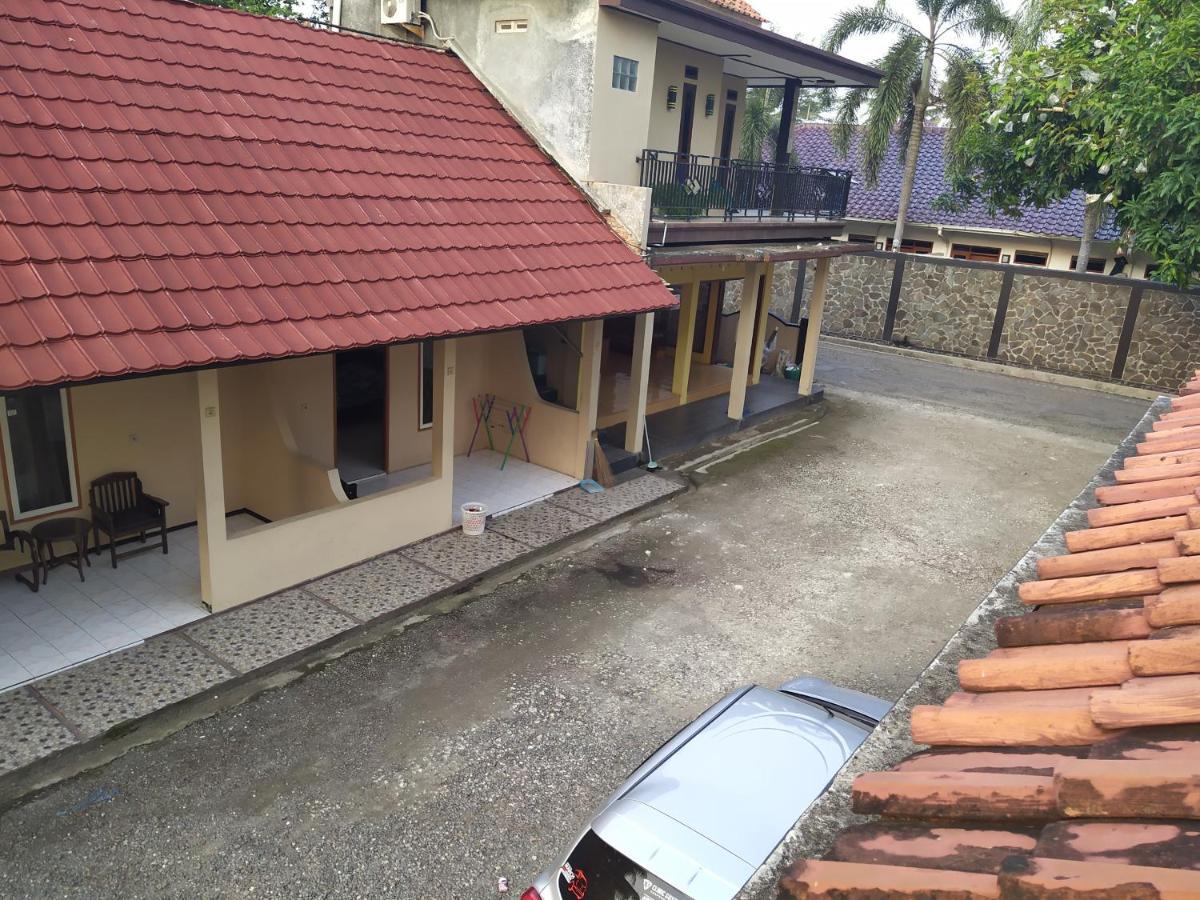 Hotel Putra Sindang Asih Batukaras Exterior photo
