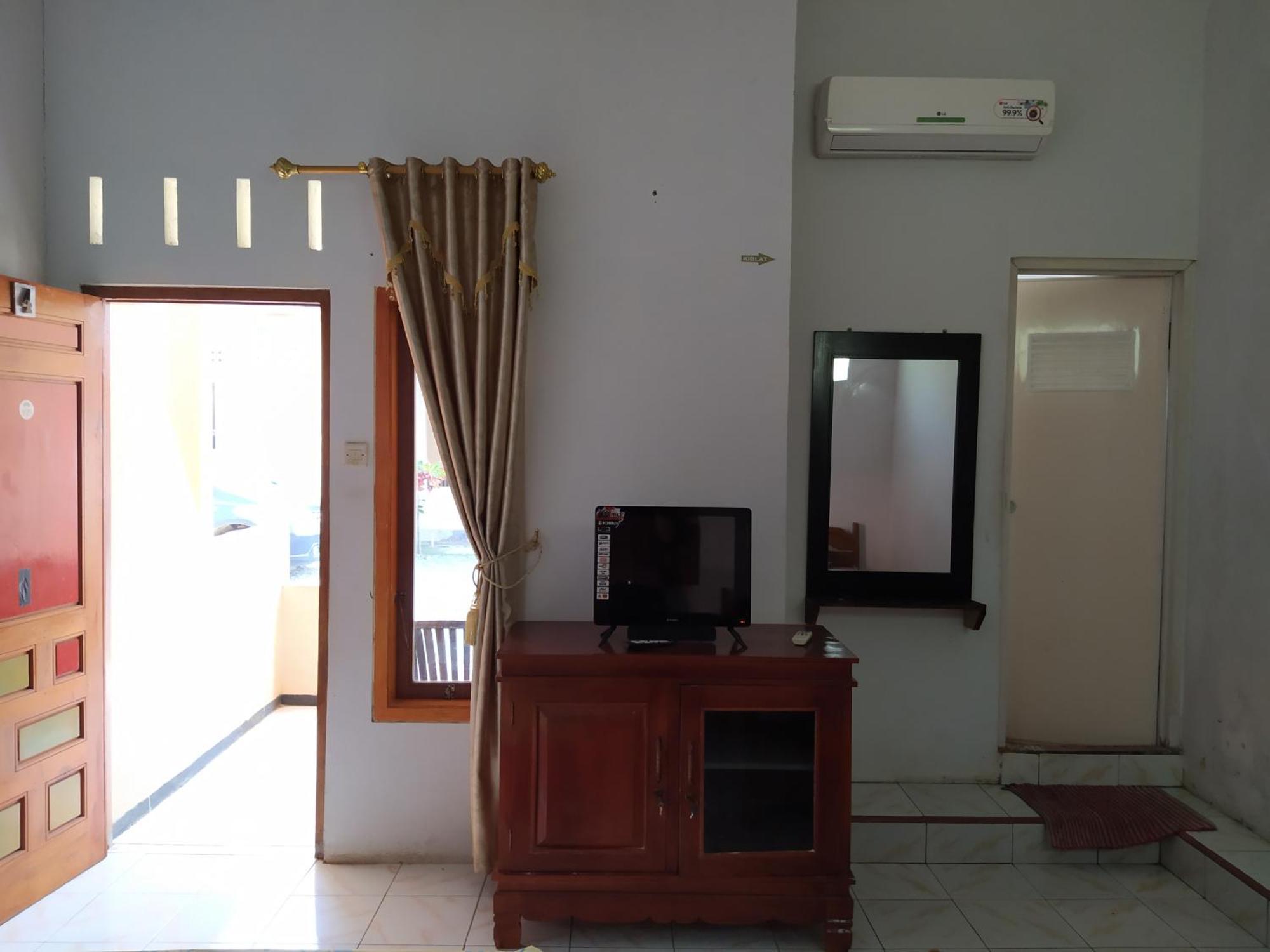 Hotel Putra Sindang Asih Batukaras Room photo