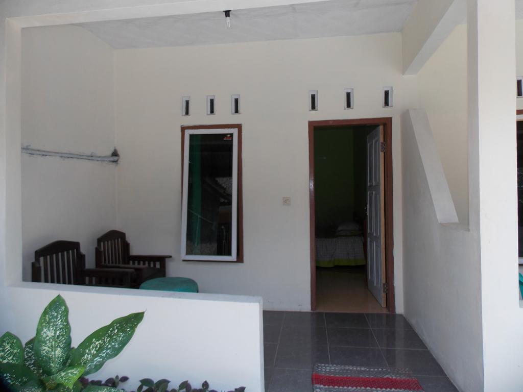 Hotel Putra Sindang Asih Batukaras Exterior photo