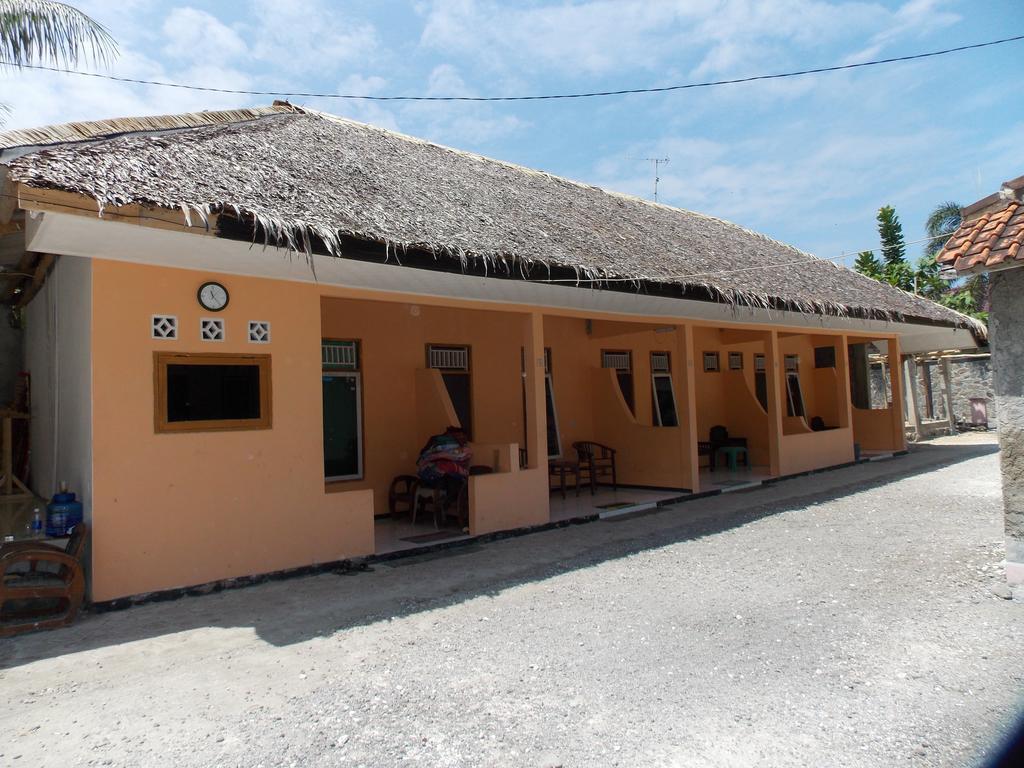 Hotel Putra Sindang Asih Batukaras Exterior photo