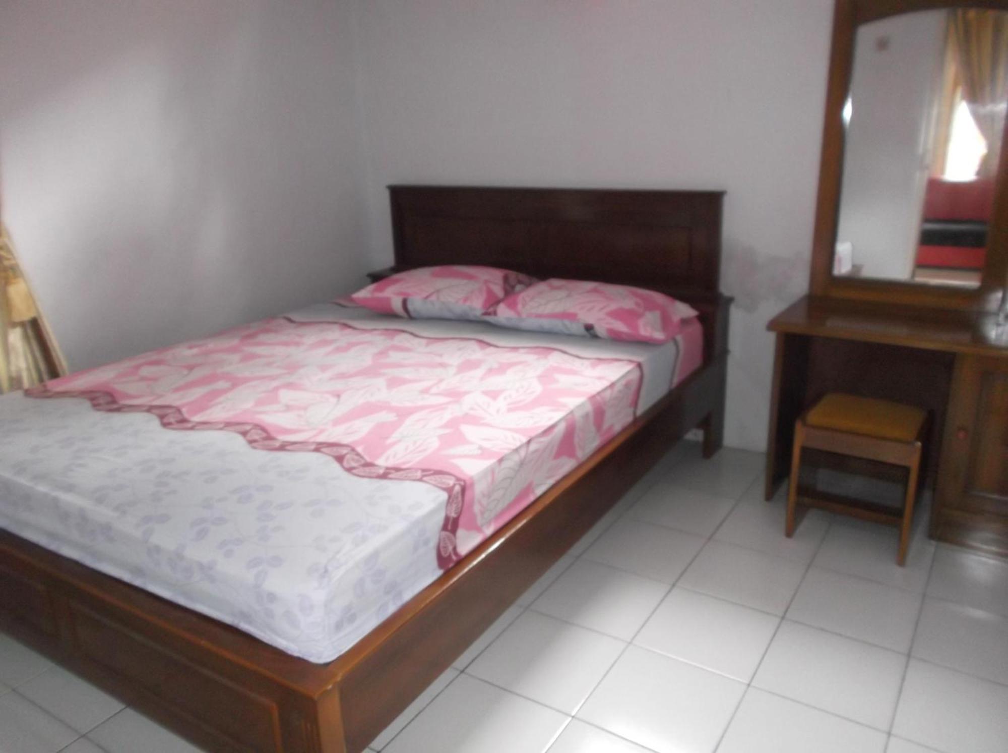 Hotel Putra Sindang Asih Batukaras Exterior photo