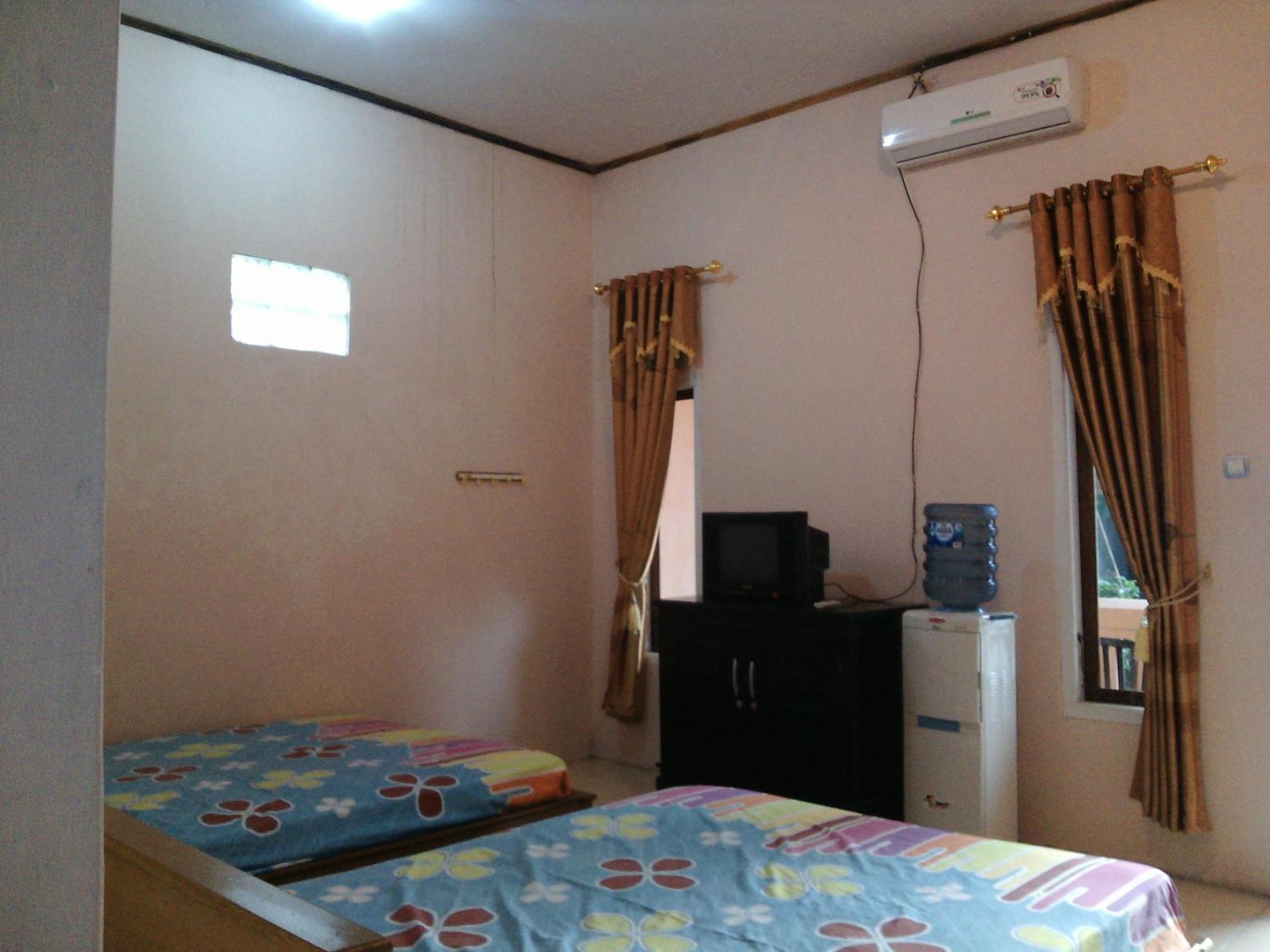 Hotel Putra Sindang Asih Batukaras Exterior photo