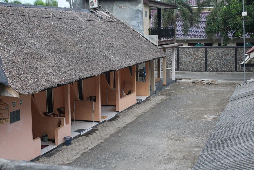 Hotel Putra Sindang Asih Batukaras Exterior photo