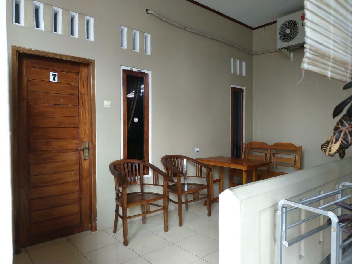 Hotel Putra Sindang Asih Batukaras Exterior photo