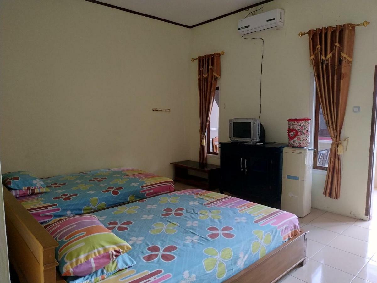 Hotel Putra Sindang Asih Batukaras Exterior photo