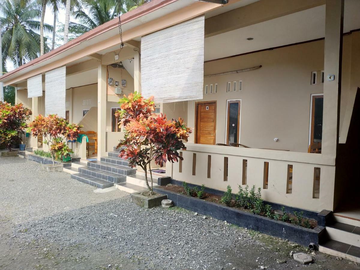 Hotel Putra Sindang Asih Batukaras Exterior photo